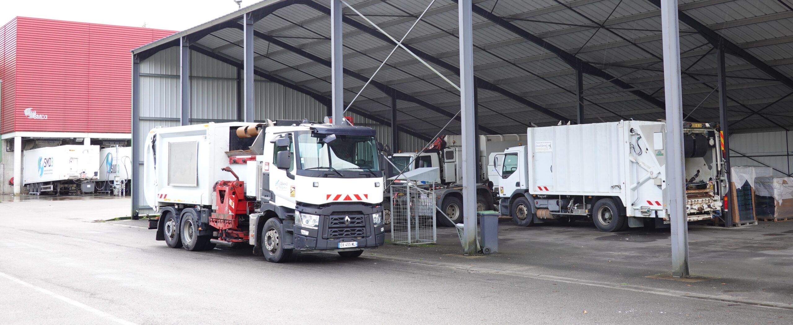 Photo des camions bennes à ordures à la déchetterie de Nontron