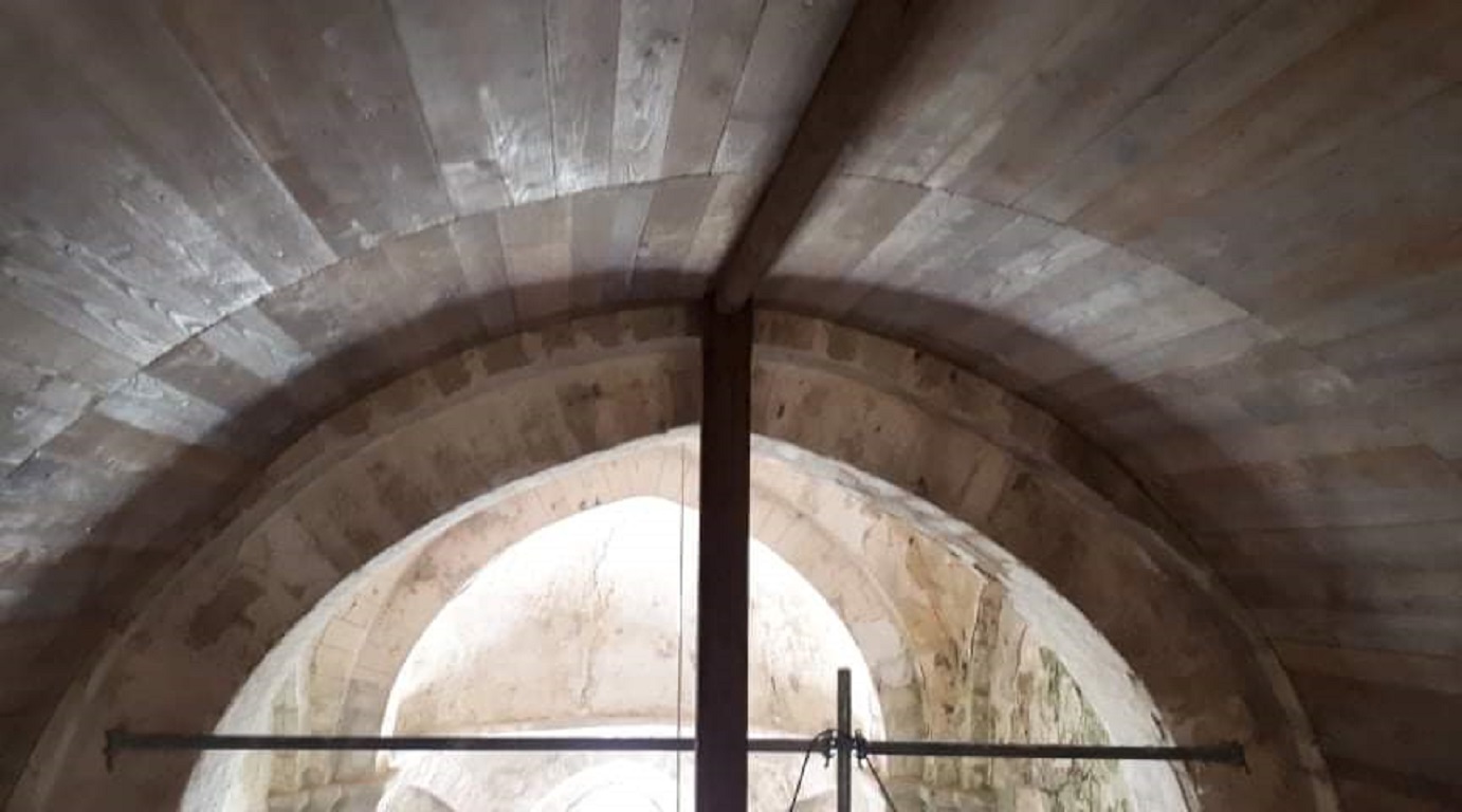 Voûte en pierre restaurée de l'église Saint Paul de Reilhac, éclairée par le jour