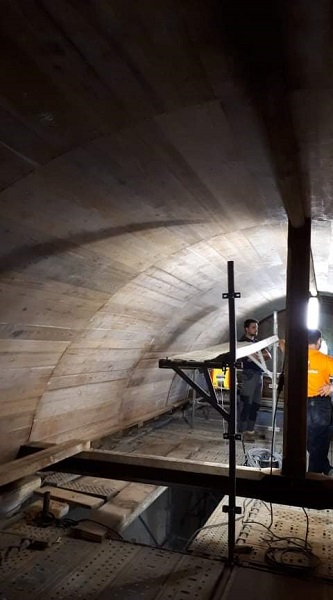 Intérieur de la voûte en bois de l'église Saint Paul de Reilhac pendant les travaux, avec des ouvriers