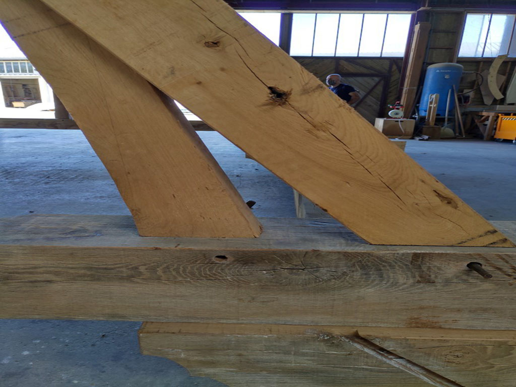 Détail d'un assemblage traditionnel en bois de la charpente de l'église Saint Paul de Reilhac