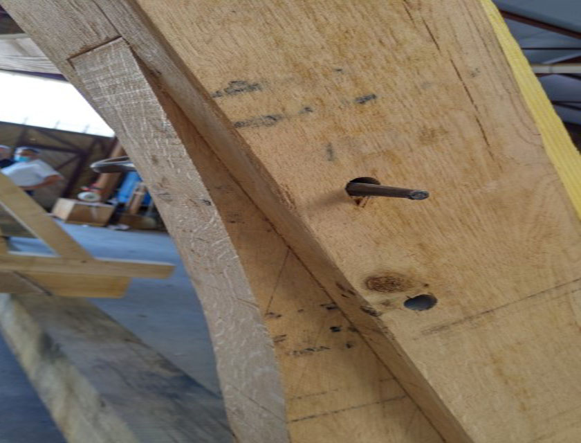 Gros plan sur une pièce de charpente en bois de l'église Saint Paul de Reilhac