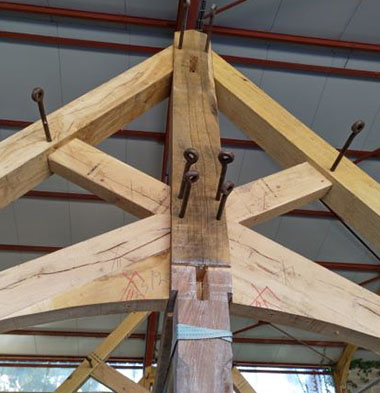 Point d'assemblage de la charpente de l'église Saint Paul de Reilhac, avec chevilles en bois