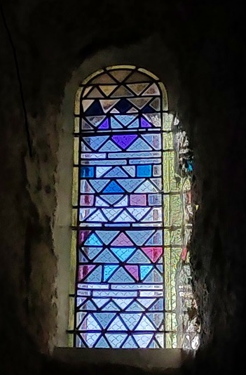 Vitrail aux motifs géométriques colorés de l'église Saint Paul de Reilhac (1)