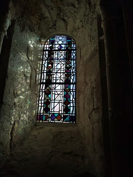 Vitrail aux motifs géométriques colorés de l'église Saint Paul de Reilhac (2)