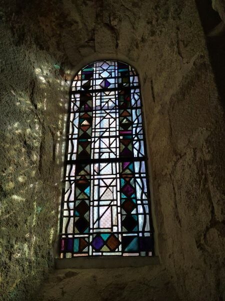 Vitrail aux motifs géométriques colorés de l'église Saint Paul de Reilhac (3)