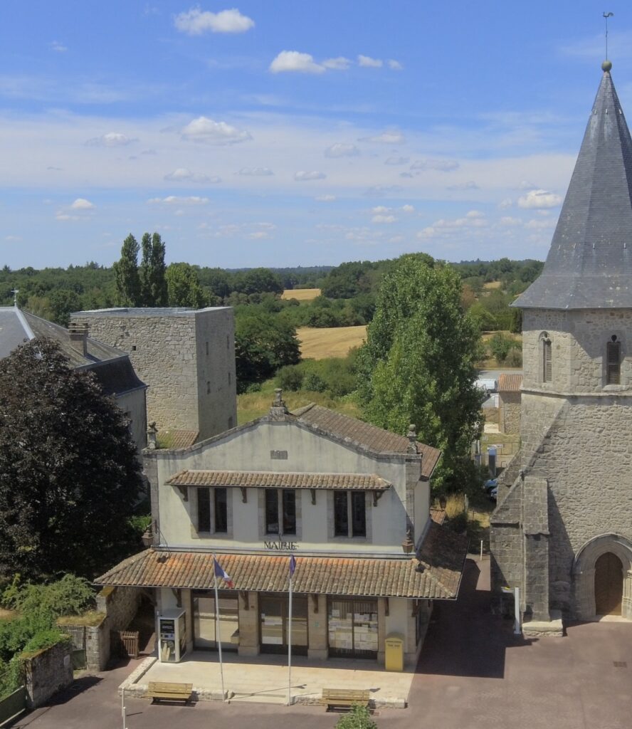 La mairie de Champniers-et-Reilhac vue par drone, devant le château et l'église Saint Paixent, au centre du bourg
