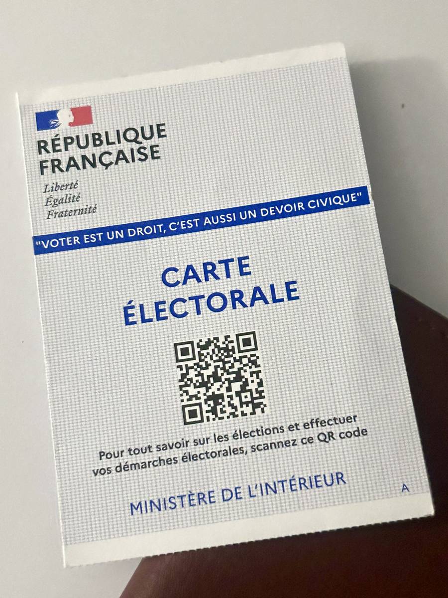 Carte électorale de la République française, tenue à la main. Elle porte le slogan « Voter est un droit, c'est aussi un devoir civique », un QR code du ministère de l'Intérieur renvoyant aux démarches électorales, et la mention « Pour tout savoir sur les élections et effectuer vos démarches électorales, scannez ce QR code ».